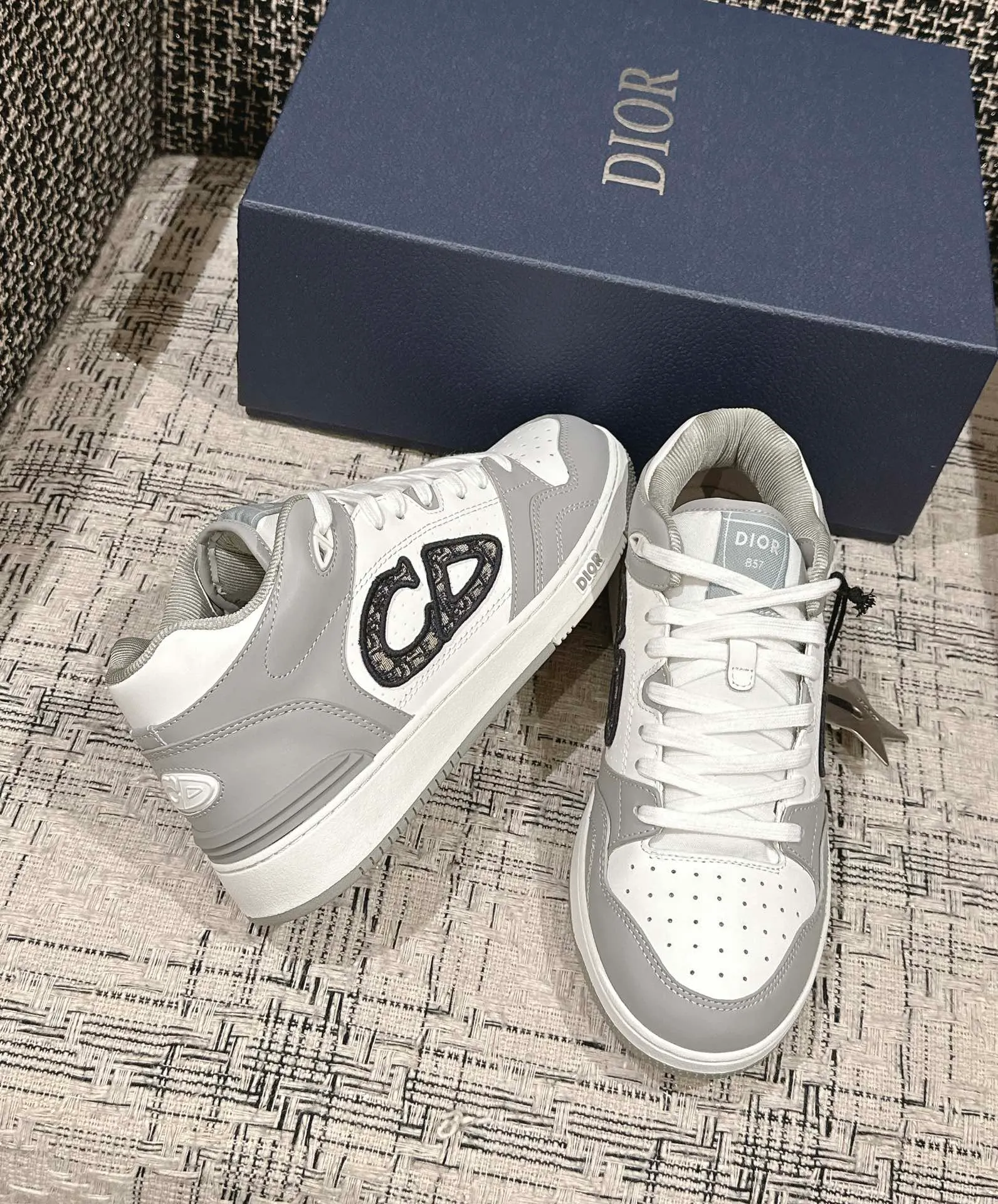 👟👟Ex-factory price 680👟👟. Dior 2024 model B57 popular casual shoe mid-top version, couple model, original explosion-proof one-to-one perfect reproduction, craftsmanship details in place, original customized materials, awesome, latest element combination, fashionable and casual personality, versatile Fabric: original fabric cowhide, mesh, electric embroidery plus 3D printing Inner: imported breathable mesh feet: original molding pad outsole: original one-to-one mold opening T👟👟Ex-factory price U Size: women’s size 35-40~men’s size 39-45
